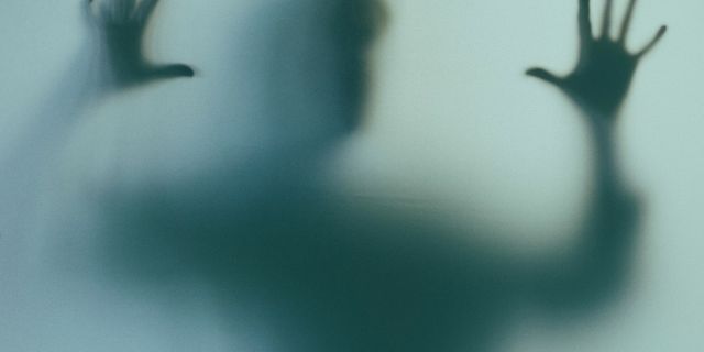 Gündelik hayatın telaşı içinde bazen evimizin güvenli sınırlarından ayrılmak zor gelir. Ancak bu durum sürekli bir hal aldığında, dışarı çıkma korkusu anksiyete döngüsüne dönüşebilir. Sabahları kapıya yöneldiğinizde kalbinizin hızla çarptığını hissedebilirsiniz. Nefesiniz daralır ve zihniniz felaket senaryoları üretmeye başlar. İlk olarak, bu hisleri yaşayan tek kişi olmadığınızı bilmelisiniz. Birçok insan hayatının bir döneminde bu görünmez duvarlarla mücadele eder. Ters piramit kuralına uygun olarak size hemen en önemli gerçeği söyleyeyim: Bu durum kalıcı bir kader değildir ve doğru adımlarla bu korkuyu aşabilirsiniz. Bu rehberde, zihninizin size oynadığı bu oyunu nasıl bozacağınızı adım adım keşfedeceksiniz. Dışarı Çıkma Korkusu Anksiyete Agorafobi Nasıl Yenilir