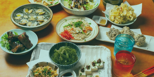 Duygusal yeme, mideniz guruldamadığı halde sadece stres, üzüntü veya yoğun kaygı gibi duyguları bastırmak amacıyla yemek yeme eylemidir. Yaza yaklaşırken hemen hepimiz daha fit bir bedene kavuşmak için çeşitli yollar ararız. Bununla birlikte, uygulanan sıkı diyet programları beynimizde muazzam bir baskı yaratır. Dolayısıyla, bu psikolojik baskı sonucunda kendimizi bir anda gece yarısı buzdolabının önünde bulabiliriz. Özetle, zihniniz yiyecekleri anlık bir ödül veya sıkıntılardan kaçış yolu olarak kodlar. İlk olarak, bu durumu kabullenmeli ve iradesizlik diyerek kendinize yüklenmekten kesinlikle vazgeçmelisiniz. Yaza hazırlık diyetlerinde kısıtlayıcı kurallar arttıkça, beyninizin yasaklı gıdalara duyduğu arzu da aynı oranda artar. Kendinizi sürekli aç bırakmak, bedeninize ve sinir sisteminize büyük bir stres yükler. Stresten kurtulmak için en iyi bildiği savunma mekanizmasına, yani yüksek kalorili besinlere sarılır. Sonuç olarak, zayıflamak uğruna uyguladığınız şok diyetler sizi daha fazla yemeye iten bir tuzağa dönüşür. Kısacası, bedeninizi savaşılacak bir düşman olarak değil, şefkatle beslenmesi gereken bir dost olarak görmeye başlamalısınız. Bahar Depresyonu Nedenleri ve Çözüm Yolları