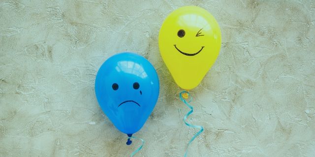 Gülümseyen depresyon, dışarıdan son derece mutlu görünürken iç dünyada derin bir acı çekme halidir. Öncelikle, bu durumu yaşayan kişiler genellikle işlerinde çok başarılı, sosyal ve enerjik görünürler. Çevrelerindeki insanlar onların mükemmel bir hayata sahip olduğunu düşünür. Oysa içsel olarak büyük bir boşluk, çaresizlik ve umutsuzlukla savaşırlar. Modern çağın en sinsi psikolojik sorunlarından biri olan bu durum, kişinin sessizce tükenmesine yol açar. Dolayısıyla, bu kusursuz maskenin ardındaki gerçeği anlamak, iyileşme sürecinin ilk ve en kritik adımıdır. Kusursuzluk Yanılgısı ve İçsel Çatışmalar Birçok insan, üzüntüsünü gizlemenin güçlü bir karakterin göstergesi olduğuna inanır. Bu yanlış inanç, kişinin kendi duygularını bastırmasına ve çevresine sürekli sahte bir neşe sunmasına yol açar. Sabahları büyük bir enerjiyle uyanmış gibi rol yapmak, aslında zihinsel enerjiyi hızla ve acımasızca tüketir. Geceleri ise herkes uyuduğunda ve yalnız kalındığında, o bastırılmış çökkünlük duygusu tüm ağırlığıyla geri döner. Kısacası, dışarıdaki o parlak vitrin ile içerideki harabe arasında devasa ve yorucu bir uçurum oluşur. Toplumun bizden sürekli pozitif olmamızı beklemesi bu durumu maalesef daha da zorlaştırır. Günümüzde başarılı olmak, sürekli gülümsemek ve asla şikayet etmemek modern bir zorunluluk gibi sunuluyor. Buna karşın, insan doğası gereği her zaman mutlu kalamaz ve zorluklar yaşayabilir. Sürekli sahte bir maske takmak, bireyin kendi öz benliğine tamamen yabancılaşmasına neden olur. Sonuç olarak, kişi başkalarını memnun ederken kendi ruhsal acısına bile saygı duymayı unutur. 🔗 İnceleyin: Mani Dönemi: İlkbaharda Artan Bipolar Belirtileri Sessiz Çığlık: Gülümseyen Depresyon Belirtileri Nelerdir? Peki, çevremizdeki insanlarda veya kendi içimizde gizlenen gülümseyen depresyon belirtileri nelerdir? İlk bakışta bu belirtileri fark etmek oldukça zordur çünkü kişi mükemmel bir oyuncuya dönüşmüştür. Ancak, ani iştah değişiklikleri, uyku düzenindeki ciddi bozulmalar ve gizli ağlama krizleri en yaygın işaretlerdir. Kişi, arkadaş toplantılarında grubun en neşelisi iken, eve döndüğünde aniden bitkin düşerek saatlerce yataktan çıkamayabilir. Ayrıca, sürekli bir suçluluk duygusu ve "hayatım çok iyi, neden böyle kötü hissediyorum?" karmaşası yaşanır. Bir diğer önemli belirti ise derin bir tükenmişlik hissine rağmen mükemmeliyetçilikten asla ödün vermemektir. Bu kişiler, işte, okulda veya ilişkilerinde hata yapmaktan inanılmaz derecede korkarlar. Eleştiriye karşı aşırı hassas hale gelirler fakat bunu ustalıkla ve gülümseyerek gizlerler. Dolayısıyla, çevreden gelen "sen her zaman çok güçlüsün" övgüleri, aslında onların omuzlarındaki en ağır yüktür. Zira bu etiket, çöküş yaşadıklarında yardım istemelerini tamamen engeller. 🔗 İnceleyin: Öfke Kontrolü ve Sağlıklı İfade Yolları: İçinizdeki Ateşi Söndürün Sosyal Medya ve Sahte Mutluluk Baskısı Dijital dünya, bu maskeleme davranışını besleyen en büyük ve tehlikeli kaynaklardan biridir. Sosyal medya platformlarında herkes sadece en mutlu anlarını, başarılarını ve kusursuz tatillerini paylaşır. Bu durum, bireyin "herkes çok mutlu, bu dünyada bir tek ben acı çekiyorum" yanılgısına düşmesine sebep olur. Filtrelenmiş ve kurgulanmış hayatlar, kişinin kendi gerçekliğiyle ve acısıyla yüzleşmesini sürekli geciktirir. Aslında, o kusursuz fotoğrafların ardında binlerce insan sessizce aynı yalnızlığı ve hüznü paylaşmaktadır. Bu sanal baskıdan kurtulmak için düzenli dijital detoks uygulamak harika bir başlangıçtır. Ekrana bakarak geçirilen süreyi kısıtlamak, bireyin kendi iç sesini dış etkenler olmadan duymasına olanak tanır. Kendinizi başkalarının sanal sahneleriyle kıyaslamayı bıraktığınızda, omuzlarınızdaki o devasa yükün hafiflediğini anında hissedeceksiniz. Özetle, sevdiklerinizle kuracağınız şeffaf ve gerçek bağlantılar, sanal dünyadaki yüzlerce beğeniden çok daha iyileştiricidir. Kimler Daha Fazla Risk Altında Bulunuyor? Görünmez bir yük taşıyan bu sinsi rahatsızlık, özellikle bazı belirli kişilik yapılarında daha sık ortaya çıkar. Mükemmeliyetçi, aşırı sorumluluk sahibi ve başkalarını memnun etmeye odaklı kişiler (people-pleaser) en büyük risk grubundadır. Bu bireyler, başkalarının dertlerini çözmek için kendi fiziksel ve ruhsal ihtiyaçlarını tamamen yok sayarlar. Kendilerini daima ikinci plana atarak, sevginin ve değerin sadece "sorunsuz" olduklarında geleceğine inanırlar. Dolayısıyla, en ufak bir zayıflık göstermek onlar için büyük bir yenilgi anlamı taşır. Ayrıca, yüksek statülü meslek sahiplerinde, yöneticilerde ve tanınmış kişilerde de bu duruma sıkça rastlarız. Toplumun onlara biçtiği "her koşulda güçlü ve yenilmez" rolü, bir süre sonra nefes alınamayan bir hapishaneye dönüşür. Çevrelerinden yardım istemek, kariyerlerine veya imajlarına zarar verecek bir zayıflık olarak algılanır. Buna karşın, duyguları bastırmak onları asla yok etmez; aksine iç dünyada daha derin ve tehlikeli bir şekilde büyütür. 🔗 İnceleyin: Bahar Depresyonu Nedenleri ve Çözüm Yolları Maskeyi Düşürmek: Gülümseyen Depresyon Nasıl Tedavi Edilir? Hepimizin yanıtını aradığı o hayati soruya gelelim: Gülümseyen depresyon nasıl tedavi edilir? İlk ve açıkçası en cesur adım, ortada bir sorun olduğunu kabul etmek ve profesyonel yardım istemekten korkmamaktır. Bu rahatsızlık, klasik majör depresyon gibi tamamen tıbbi bir durumdur ve doğru uzman yaklaşımlarıyla aşılabilir. Uzman bir klinik psikolog eşliğinde yürütülen konuşma terapileri, bastırılmış tüm duyguların güvenli bir ortamda açığa çıkmasını sağlar. Böylece, kişi her an mükemmel olmak zorunda olmadığı gerçeğiyle nazikçe yüzleşir. Bilişsel Davranışçı Terapi (BDT) ve Kabul ve Kararlılık Terapisi (ACT), bu yüzleşme sürecinde oldukça etkilidir. Terapistinizle birlikte, sizi o sahte maskeyi takmaya zorlayan kök inançları ve travmaları keşfedersiniz. Ayrıca, semptomlar çok ağırsa psikiyatrist hekimlerin reçete edeceği antidepresanlar, beynin kimyasal dengesini yeniden kurmaya yardımcı olur. Doğru planlanmış ilaç ve terapi kombinasyonu, bu karanlık tünelden çıkışın en güvenli, en kalıcı yoludur. Terapi Odasında Kırılganlığa İzin Vermek Terapi süreci, kişinin hayatında belki de ilk defa tamamen maskesiz ve kendi olabildiği tek yerdir. Terapi odasında sizi yargılayan, sizden sürekli olağanüstü başarı ve neşe bekleyen kimse yoktur. Sadece anlaşıldığınızı, olduğunuz gibi kabul gördüğünüzü hissetmek bile iyileşme yolculuğunun yarısıdır. Kırılganlığınızı ve acınızı kucaklamak, sandığınızın aksine bir zayıflık değil, muazzam bir cesaret örneğidir. Zamanla, gerçek hislerinizi filtrelemeden ifade etmenin o büyük özgürlüğünü tadarsınız. Bununla birlikte, tedavi sürecinde stres yönetimi için uygulanan bazı ek tamamlayıcı yöntemler konusunda da dikkatli olmak gerekir. Yoga, meditasyon, nefes egzersizleri veya farkındalık (mindfulness) çalışmaları iyileşme sürecini harika bir şekilde destekler. Ancak, bu yaklaşımlar bireysel olarak değil, uzman bir hekim kontrolünde ve yönlendirilmesiyle uygulanmalıdır. Psikolojik destek çalışmaları yalnızca alanında uzmanlaşmış klinik psikologlar tarafından yürütülmeli, fizyolojik yöntemler ise ilgili sağlık profesyonellerinin önerileri doğrultusunda değerlendirilmelidir. Sonuç olarak, sizi yoran o ağır maskeyi sonsuza dek çıkarmak ve gerçek hislerinizle barışmak özgürleşmenin tek yoludur. Kendinize şefkat gösterin, çünkü mutluluk rolü yapmak yerine gerçekten huzurlu hissetmeyi sonuna kadar hak ediyorsunuz. Akademik Kaynaklar ve İleri Okuma İçerikte yer alan klinik bilgileri daha detaylı incelemek ve bilimsel dayanaklarını görmek için aşağıdaki uluslararası saygın kaynaklara göz atabilirsiniz: Masked Depression: A Diagnostic and Therapeutic Challenge - Modestin, J. (2011). Maskeli depresyonun klinik görünümü ve teşhis zorlukları üzerine detaylı bir inceleme. Atypical Depression in the 21st Century: Diagnostic and Treatment Issues - Thase, M. E. (2009). The American Journal of Psychiatry. Atipik depresyon özelliklerinin (dışarıdan iyi görünme hali) analizi. Clinical Practice Guideline for the Treatment of Depression Across Three Age Cohorts - American Psychological Association (APA) (2019). Yetişkinlerde depresyon çeşitleri ve güncel psikoterapi yönergeleri.