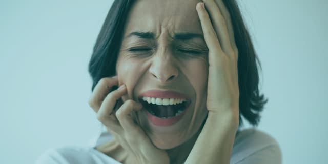 Mani dönemi, özellikle havaların ısınmasıyla birlikte dikkatle takip etmeniz gereken, enerjinin kontrolsüzce yükseldiği bir süreçtir. Kışın kasvetli günlerini geride bırakıp baharın canlılığına adım atmak çoğumuz için harikadır. Buna karşın, bipolar bozukluk tanısı almış bireyler için bu geçiş oldukça riskli olabilir. Doğanın uyanışı, biyolojik saatinizi hızlandırarak zihinsel bir aşırı yüklenmeye zemin hazırlar. Dolayısıyla, bu dönemde ortaya çıkan değişimleri basit bir bahar sevinci olarak görmemek gerekir. İlkbaharda artan bipolar mani atağı belirtileri, yaşam kalitenizi doğrudan ve şiddetli bir şekilde etkiler. Zihninizdeki hızlanma, başlangıçta size üretkenlik gibi görünebilir. Ancak kısa süre sonra bu durum, kontrol edilmesi zor bir kasırgaya dönüşme potansiyeli taşır. Bu yüzden, belirtileri erkenden tanımak ve doğru başa çıkma stratejilerini uygulamak hayati bir önem taşır. Rehberimizde, bu karmaşık süreci nasıl en sağlıklı şekilde yöneteceğinizi adım adım açıklıyoruz. Mani Dönemi İlkbaharda Artan Bipolar Belirtileri