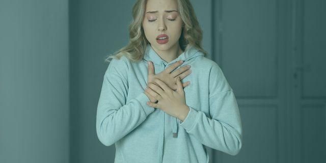 Panik atak belirtileri aniden ortaya çıktığında, kendinizi büyük bir tehlike altında hissedebilirsiniz. Kalbiniz hızla çarpar, nefes almanız zorlaşır ve kontrolü kaybedeceğiniz korkusu sizi sarar. İlk olarak, bu yoğun hislerin aslında vücudunuzun yanlış çalan bir alarm sistemi olduğunu bilmelisiniz. Çoğu insan hayatında en az bir kez bu korkutucu deneyimi yaşar. Dolayısıyla, yalnız olmadığınızı hatırlamanız büyük önem taşır. Kriz anı geldiğinde zihninizde uyanan ilk soru muhtemelen panik atak anında ne yapılmalı? olacaktır. Bu yazıda, zihninizi ve bedeninizi nasıl sakinleştireceğinizi, ataklarla nasıl başa çıkacağınızı adım adım keşfedeceksiniz. Panik Atak Belirtileri Bedeni ve Zihni Sakinleştirme Yolları