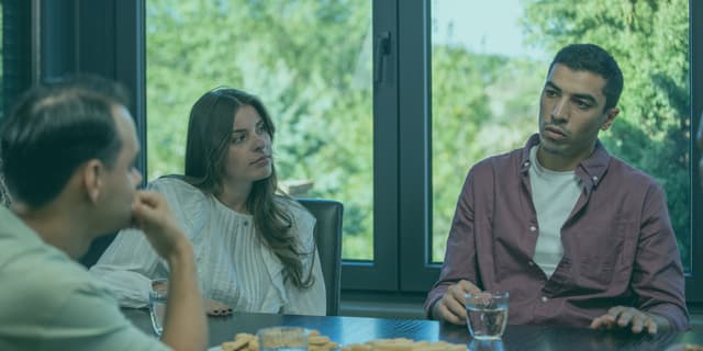 Sosyal fobi, kalabalık ortamlara girdiğinizde veya yeni insanlarla tanıştığınızda hissettiğiniz o aşırı ve yıpratıcı korku halidir. İnsanların sizi sürekli yargılayacağını düşünerek derin bir endişe yaşarsınız. Bu durum, günlük yaşamınızı ve kariyerinizi doğrudan sekteye uğratır. Öncelikle, bu yoğun kaygının tamamen tedavi edilebilir bir psikolojik durum olduğunu bilmelisiniz. Yalnız değilsiniz ve doğru adımları atarak özgürlüğünüzü geri kazanabilirsiniz. Ters piramit mantığıyla hemen en önemli çözümü söylemek isterim: Bu durumu aşmanın en etkili yolu, kaçındığınız sosyal ortamlarla kademeli olarak yüzleşmek ve profesyonel bir terapi sürecine girmektir. İlk adımı atmak size çok korkutucu gelebilir. Buna karşın, ertelediğiniz her an kaygınız daha da büyür. Rehberimizde, bu zorlu süreci nasıl yöneteceğinizi ve hayatınızı nasıl geri alacağınızı adım adım anlatıyoruz. Sosyal Fobi Nedir ve Belirtileri Nelerdir? Sosyal fobi, basit bir heyecan veya günlük bir telaş durumu kesinlikle değildir. Diğer insanların sizin her hareketinizi izlediği, açıklarınızı aradığı ve sizi acımasızca eleştireceği korkusuna dayanan bir rahatsızlıktır. Örneğin, bir toplantıda söz almak veya bir restoranda sipariş vermek bile sizin için aşılamaz bir dağ gibi görünür. Dolayısıyla, bu durum kişinin potansiyelini gerçekleştirmesini engelleyen görünmez bir bariyer yaratır. Fiziksel belirtiler bedeninize hızla yayılır ve durumu daha da zorlaştırır. Çoğu zaman yüz kızarması, kalp çarpıntısı, seste titreme veya aşırı terleme yaşarsınız. Beyniniz ortada gerçek bir tehlike varmış gibi "savaş veya kaç" alarmı verir. Çekingenlik hissi o kadar güçlü bir hal alır ki, o ortamdan hemen uzaklaşmak istersiniz. Oysa ortamdan kaçmak, beyninize bu durumun gerçekten tehlikeli olduğu mesajını vererek korkuyu daha da pekiştirir. Sosyal Fobi Sosyal Kaygıyı Yenme Rehberi