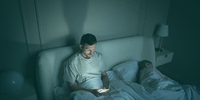 Uyku bozukluğu nedir, sadece gecelerinizi değil, tüm gündüz enerjinizi çalan ve genel sağlığınızı doğrudan tehdit eden çok ciddi bir problemdir. Kaliteli uyku uyuyamamak, bedensel onarım sürecinizi durdurarak bağışıklık sisteminizi hızla çökertir. Kesinlikle unutmamalısınız: Uykunuz kadar sağlıklısınız. Bu yıpratıcı durumu çözmenin en etkili ve hızlı yolu, uzman bir hekime başvurarak bilimsel bir uyku testi yaptırmaktır. Çözümü ertelemeyin, çünkü erken teşhis ile yaşam kalitenizi hemen geri kazanabilirsiniz. "Uykuya dalmakta zorluk çekiyorum ne yapmalıyım" diyerek geceler boyu tavanı izliyorsanız, yalnız değilsiniz. İlk olarak, beyninizi rahatlatacak sıkı bir uyku hijyeni rutini oluşturmalısınız. Ekran ışıklarından uzaklaşmak ve kafeini kesmek atacağınız en doğru adımdır. Buna karşın, bireysel çabalarınız sonuç vermiyorsa mutlaka klinik destek almanız gerekir. Hazırladığımız bu rehberde, uykusuzluk problemini nasıl kalıcı olarak çözeceğinizi tüm detaylarıyla inceliyoruz. Uyku Bozukluğu Nedir ve Neden Olur? Uyku bozukluğu nedir sorusunun en yalın yanıtı, uykuya dalma, uykuda kalma veya uyanma süreçlerinde yaşanan sürekli ve yorucu aksaklıklardır. Beynimiz ve iç organlarımız, gece boyunca kendilerini yenilemek için kesintisiz bir dinlenme fazına ihtiyaç duyar. Bu dinlenme fazı bozulduğunda, bedeniniz adeta şarj olmayan bir telefon gibi kapanmaya yüz tutar. Dolayısıyla, ertesi gün zihinsel fonksiyonlarınızı tam kapasiteyle kullanamazsınız. Uyku Bozukluğu Nedir Uykunuz Kadar Sağlıklısınız