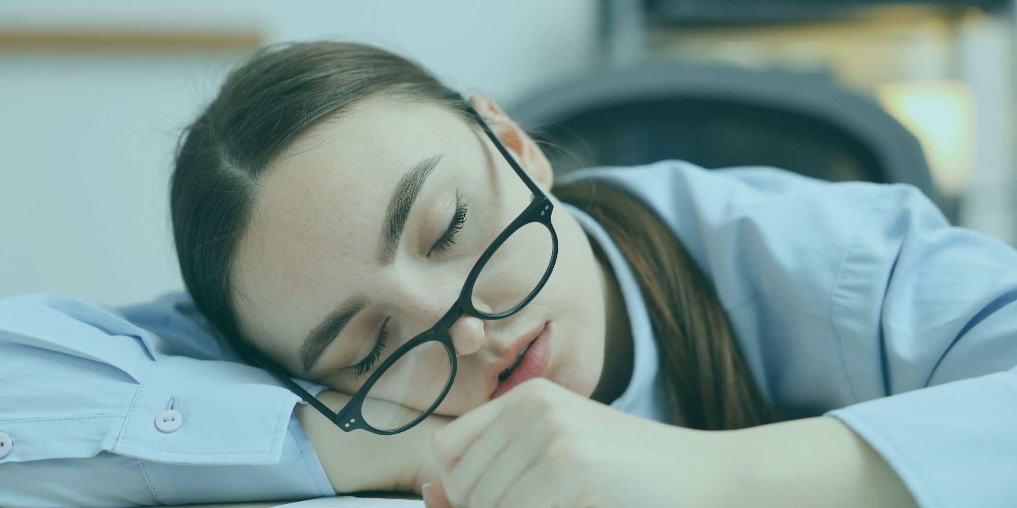 "Bahar yorgunluğu nedir?" sorusunun en net cevabı, mevsim geçişlerinde vücudumuzun değişen hava şartlarına uyum sağlamaya çalışırken yaşadığı geçici enerji düşüklüğüdür. Doğanın uyanışını izlediğimiz güneşli bahar günlerinde, siz kendinizi yataktan çıkamayacak kadar halsiz hissedebilirsiniz. Bu durum kesinlikle bir tembellik veya zayıflık göstergesi değildir; tamamen biyolojik bir adaptasyon sürecidir. Kış aylarından bahar aylarına geçerken havadaki nem, ısı ve basınç dengeleri hızla değişir. Bedeniniz bu yeni dengeye ayak uydurmaya çalışırken fazladan enerji harcar. Bununla birlikte, işin içine hormonlar da girer. Kışın kapalı havalarda artış gösteren ve uyku veren melatonin hormonu, bahar güneşiyle birlikte yerini mutluluk hormonu olan serotonine bırakmaya başlar. Bu hormonal değişim süreci, bedende bir nevi "sistem güncellemesi" yaratır. Sistem güncellenirken adaptasyon zorlukları yaşayabilirsiniz. Dolayısıyla, kendinizi sürekli yorgun hissetmeniz biyolojik olarak son derece tutarlı ve beklenen bir sonuçtur. Bahar Yorgunluğu Belirtileri Nelerdir? "Bahar yorgunluğu belirtileri nelerdir?" sorusunu soruyorsanız, cevapları hem bedensel hem de zihinsel sinyallerde aramalısınız. İlk olarak fiziksel belirtiler karşımıza çıkar. Sabahları uyanmakta zorlanma, gün içinde sürekli esneme ihtiyacı, kas ve eklem ağrıları en yaygın fiziksel şikayetler arasında yer alır. Buna ek olarak, sindirim sistemi sorunları veya hafif baş ağrıları da yaşayabilirsiniz. Bedeniniz adeta "biraz yavaşla" mesajı verir. Diğer yandan, zihinsel ve duygusal belirtiler de oldukça belirgindir. Odaklanma güçlüğü, unutkanlık ve genel bir isteksizlik hali yaşayabilirsiniz. Dışarıda harika bir hava varken sizin hiçbir şey yapmak istememeniz suçluluk duygusu yaratabilir. Ancak "bahar yorgunluğu belirtileri nelerdir?" diye düşündüğünüzde, bu isteksizliğin kalıcı bir karakter özelliği değil, geçici bir mevsimsel reaksiyon olduğunu hatırlamalısınız. Sonuç olarak, bedeninizi dinlemek ve bu sinyalleri doğru okumak iyileşme sürecinin ilk adımıdır. Bahar Yorgunluğu Psikolojiyi Nasıl Etkiler ve Nasıl Başa Çıkılır? Mevsim geçişleri sadece kaslarımızı değil, doğrudan ruh halimizi ve düşünce yapımızı da yorar. "Bahar yorgunluğu psikolojiyi nasıl etkiler ve nasıl başa çıkılır?" konusunu anlamak, zihinsel sağlığınızı korumak için kritik bir öneme sahiptir. Enerjiniz düştüğünde, tolerans seviyeniz de doğal olarak azalır. Günlük hayattaki ufak tefek stres faktörleri gözünüze aşılması zor dağlar gibi görünebilir. Sinirlilik, tahammülsüzlük veya nedensiz bir hüzün hali yaşayabilirsiniz. Peki, bahar yorgunluğu psikolojiyi nasıl etkiler ve nasıl başa çıkılır? Öncelikle kendinize karşı şefkatli olmalısınız. "Neden bu kadar yorgunum?" diyerek kendinizi yargılamak yerine, bedeninize zaman tanıyın. Küçük ve ulaşılabilir hedefler koyun. Örneğin, tüm evi temizlemek yerine sadece masanızı toparlayın. Güneş ışığından maksimum düzeyde faydalanmak için kısa yürüyüşler yapın. Doğal ışık, serotonin salgısını tetikleyerek ruh halinizi hızlıca iyileştirir. Özetle, kendinize yüklenmeyi bırakıp, küçük adımlarla rutininizi korumaya odaklanmalısınız. 🔗 İnceleyin: Panik Atak Belirtileri: Bedeni ve Zihni Sakinleştirme Yolları Bahar Yorgunluğu Ne Kadar Sürer? Birçok danışanımın bana yönelttiği "bahar yorgunluğu ne kadar sürer?" sorusunun yanıtı, kişinin yaşam tarzına ve genel sağlık durumuna göre değişiklik gösterir. Genellikle, havaların ısınmaya başladığı ilk haftalarda ortaya çıkar ve beden yeni iklime uyum sağladığında kendiliğinden kaybolur. Bu süreç ortalama iki ila dört hafta arasında sürer. Bedeniniz yeni hormon düzenine ve hava şartlarına alıştıkça, o eski enerjinize geri döndüğünüzü fark edersiniz. Buna karşın, "bahar yorgunluğu ne kadar sürer?" sorusunun cevabı bazen bir aydan uzun sürelere uzayabilir. Eğer hissettiğiniz derin yorgunluk ve çökkünlük hali haftalarca geçmiyor, aksine şiddetleniyorsa, burada durup düşünmelisiniz. Bu durum basit bir mevsimsel adaptasyon sorunu olmayabilir. Altta yatan bir vitamin eksikliği, tiroid problemi veya klinik bir depresyon başlangıcı ihtimaline karşı daha dikkatli olmalısınız. 🔗 İnceleyin: Dışarı Çıkma Korkusu Anksiyete: Agorafobi Nasıl Yenilir? Bahar Yorgunluğu Nasıl Geçer? Hayat Tarzı Değişiklikleri "Bahar yorgunluğu nasıl geçer?" diyorsanız, ilk adım kesinlikle günlük alışkanlıklarınızı gözden geçirmektir. Bedenin bu geçiş dönemini rahat atlatması için sağlam bir destek sistemine ihtiyacı vardır. Beslenmenize ekstra özen gösterin. Ağır, yağlı ve karbonhidrat ağırlıklı yiyecekler yerine; taze sebzeler, meyveler ve hafif proteinler tüketmelisiniz. Özellikle B ve C vitaminleri açısından zengin gıdalar enerji seviyenizi hızla yükseltir. Ayrıca su tüketimini artırmak, hücresel enerjiyi dengeler. İkinci olarak, uyku hijyeninize dikkat etmelisiniz. "Bahar yorgunluğu nasıl geçer?" sorusunun en doğal ilacı kaliteli bir uykudur. Her gece aynı saatte yatağa girmeye ve aynı saatte uyanmaya özen gösterin. Uyumadan önce ekranlardan uzak durarak zihninizi sakinleştirin. Hafif egzersizler, bedenin oksijen kapasitesini artırarak yorgunluğu atmanıza büyük ölçüde yardımcı olur. Dolayısıyla, aktif kalarak bedeninizi canlandırabilirsiniz. Zihinsel Sağlığınızı Korumak İçin Profesyonel Destek Kendi kendinize aldığınız önlemler, beslenme düzenindeki değişiklikler veya egzersiz rutinleri her zaman beklediğiniz sonucu vermeyebilir. Özellikle duygusal çöküntü veya işlevsellik kaybı yaşadığınızı hissediyorsanız, durumu hafife almamalısınız. Kendi başınıza çözmeye çalışmak yerine, alanında uzman kişilerden destek almak iyileşme sürecinizi güvenli hale getirir. Sağlık şakaya gelmez; hem ruhsal hem de bedensel bütünlüğünüzü korumak için doğru yönlendirmelere ihtiyaç duyarsınız. Ancak, bu yaklaşımlar bireysel olarak değil, uzman bir hekim kontrolünde ve yönlendirilmesiyle uygulanmalıdır. Psikolojik destek çalışmaları yalnızca alanında uzmanlaşmış klinik psikologlar tarafından yürütülmeli, fizyolojik yöntemler ise ilgili sağlık profesyonellerinin önerileri doğrultusunda değerlendirilmelidir. Sonuç olarak, bahar mevsiminin tadını çıkarmak ve yaşam kalitenizi artırmak sizin elinizde. Bedeninizin sesini dinleyin, gerektiğinde uzman desteği almaktan çekinmeyin ve doğanın yenilenme enerjisine kendinizi güvenle bırakın. Akademik Kaynaklar ve İleri Okuma İçeriğimizdeki argümanları destekleyen ve bu alanda daha derin okumalar yapmak isteyenler için saygın uluslararası kaynaklar aşağıda listelenmiştir: Mevsimsel Duygudurum ve Biyolojik Ritim Üzerine: Rosenthal, N. E., Sack, D. A., Gillin, J. C., vd. (1984). Seasonal affective disorder: A description of the syndrome and preliminary findings with light therapy. Archives of General Psychiatry, 41(1), 72-80. Değerlendirme ve Başa Çıkma Stratejileri: Melrose, S. (2015). Seasonal Affective Disorder: An Overview of Assessment and Treatment Approaches. Depression Research and Treatment, 2015, 178564. İnsan Endokrin Sistemi ve Mevsimsel Değişimler: Wehr, T. A. (1998). Effect of seasonal changes in daylength on human neuroendocrine function. Hormone Research, 49(3-4), 118-124.