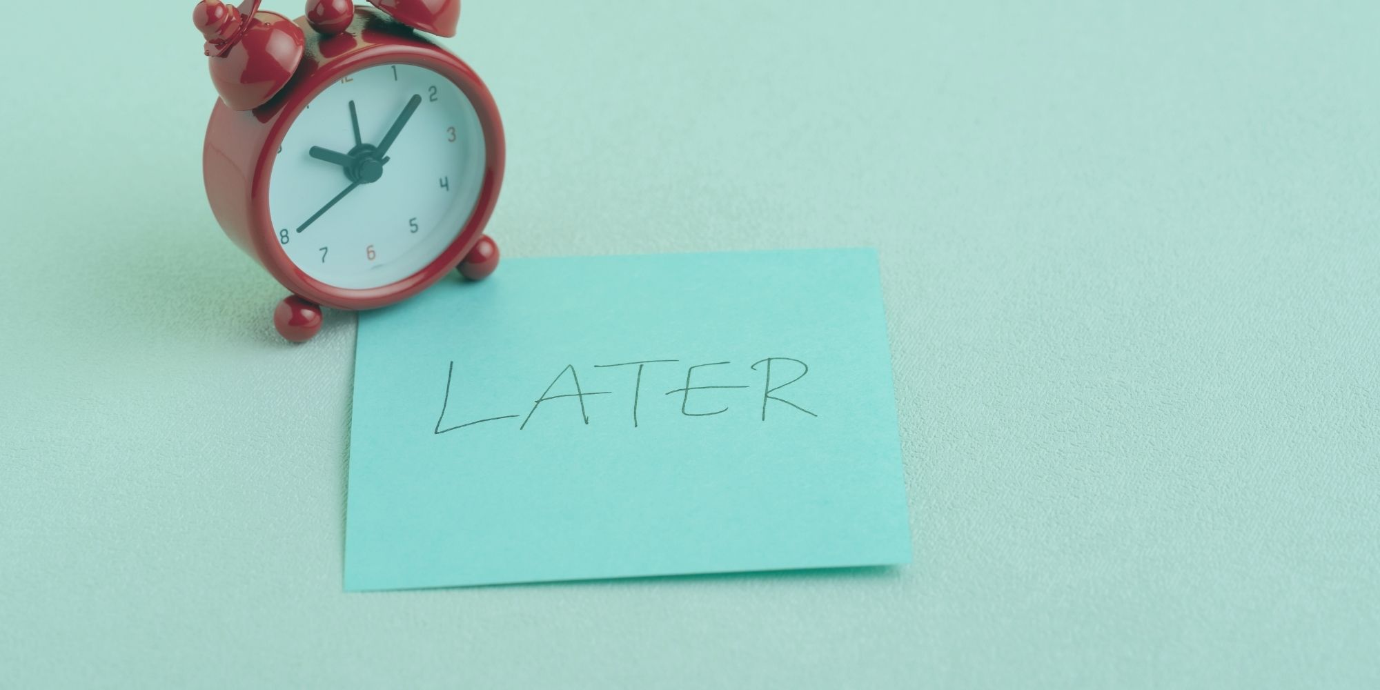 Erteleme hastalığı, yapmanız gereken önemli işleri sürekli olarak yarına veya belirsiz bir geleceğe bırakma eğilimidir. "Erteleme hastalığı nedir?" sorusunun en net cevabı, aslında bunun bir zaman yönetimi problemi değil, bir duygu yönetimi problemi olmasıdır. Beynimiz o an hissettiği stresi, kaygıyı veya sıkıntıyı azaltmak için acil kaçış yolları arar. Dolayısıyla, zorlu bir işi ertelediğinizde anlık ve sahte bir rahatlama yaşarsınız. Ancak bu rahatlama çok kısa sürer. Hemen ardından devasa bir suçluluk duygusu ve daha büyük bir stres yakanıza yapışır. Özetle, siz tembel bir insan değilsiniz; sadece o an o işin yarattığı negatif duygularla başa çıkamıyorsunuz. Erteleme Hastalığı Neden Erteliyoruz ve Nasıl Çözeriz