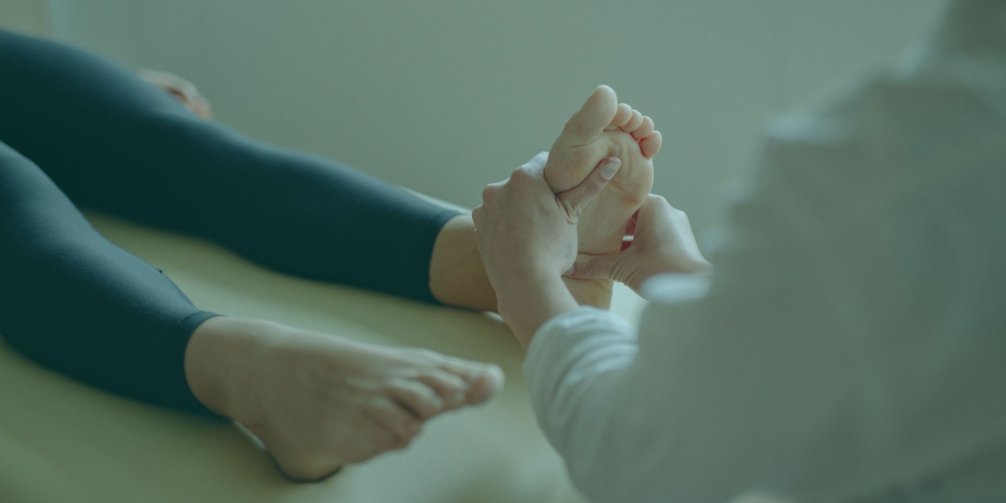 Refleksoloji nedir sorusu son yıllarda herkesin ilgisini çekiyor. Ruh sağlığınızı korumak için siz de bu konuyu merak edebilirsiniz. Günlük hayatın getirdiği aşırı stres, zihnimizi ve bedenimizi derinden etkiler. Bedensel rahatlama, zihinsel dinginliğe giden en hızlı yoldur. Bunu klinik gözlemlerimizde açıkça görüyoruz. Kaygı, gerginlik veya tükenmişlik hissettiğinizde çözüm ararsınız. Alternatif ve destekleyici yöntemler aramanız son derece doğaldır. Bu makalede kadim refleksoloji uygulamasını detaylıca inceleyeceğiz. Deneyimli bir klinik psikolog olarak zihin sağlığınıza etkilerini anlatacağım. Hazırsanız, bedeninizin ve zihninizin şifa bulma kapasitesini birlikte keşfedelim. refleksoloji nedir, refleksoloji ne işe yarar, izmirde refleksoloji görseli