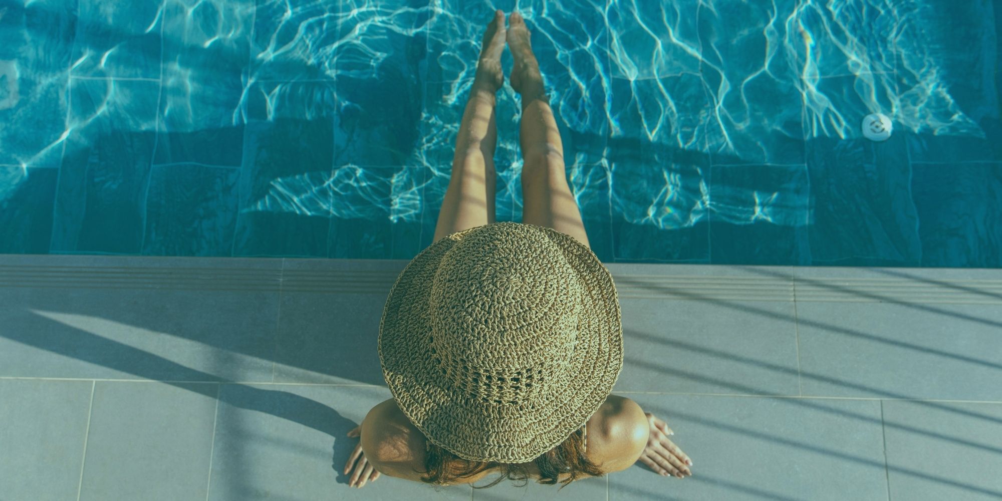 Yaz ayları herkes için enerji, tatil ve neşe anlamına gelmez. Bazı kişilerde yaz depresyonu belirtileri sıcak aylarla birlikte belirginleşir ve günlük yaşamın ritmini zorlar. Bu tablo, depresif belirtilerin yılın belirli bir döneminde tekrarlandığı mevsimsel depresyon örüntüsünün daha az görülen yaz biçimiyle ilişkili bir örüntüyü düşündürür. Yaz tipi depresyon yaşayan kişilerde çökkün ruh hali, ilgi kaybı, enerji düşüşü, uyku ve iştah değişimleri görülür. Yazın mutsuzluk tek başına depresyon anlamına gelmez; süre, şiddet, işlev kaybı ve mevsimsel tekrar örüntüsü birlikte değerlendirilir. Yaz Depresyonu Nedir Belirtileri ve Destek Alma Zamanı